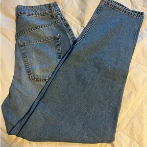 Comfy light wash non ripped regular jeans size 0